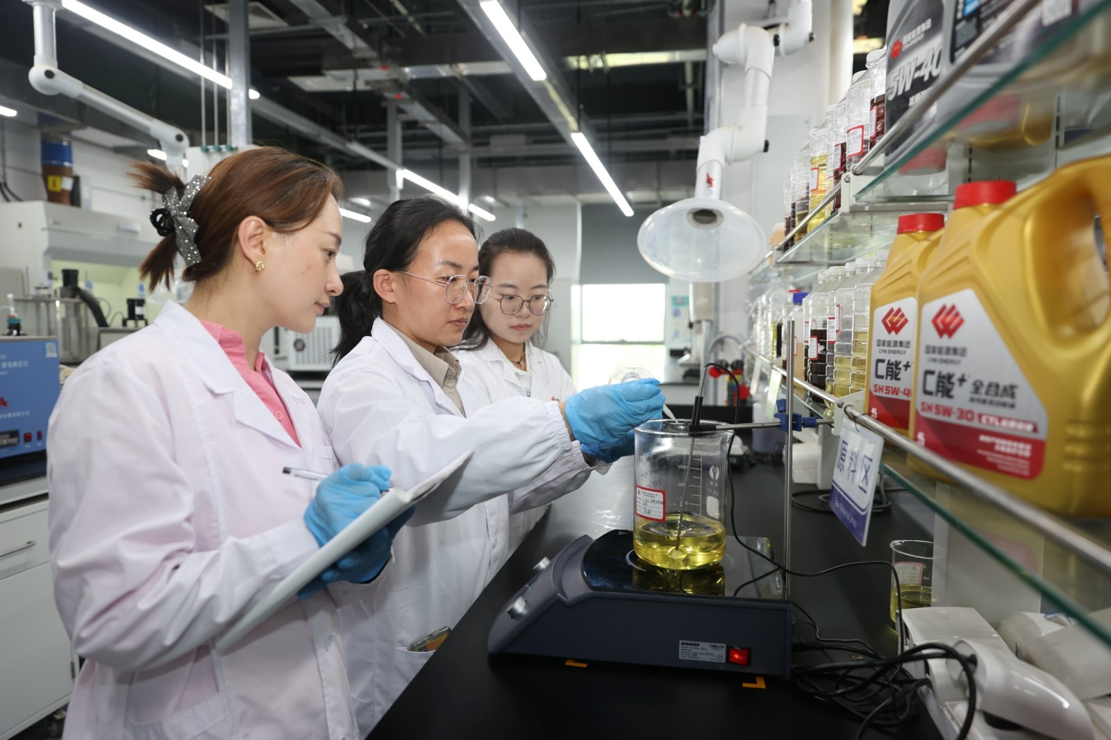 为加速青工成长、夯实人才梯队,宁夏煤业煤炭化学工业技术研究院充分发挥技术骨干“传帮带”作用,通过“一对一”靶向辅导、“一对多”经验分享,持续提升青工专业技能水平。图为9月18日,油品研发技术骨干(中)为青工讲解油品合成相关技术。 郝 华