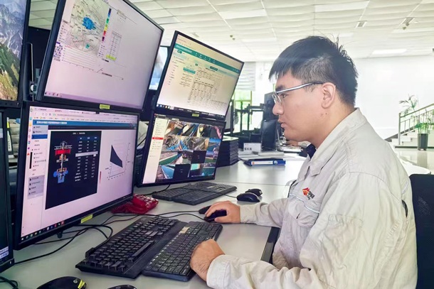 图为值班员动态分析水电机组实际运行状态610407