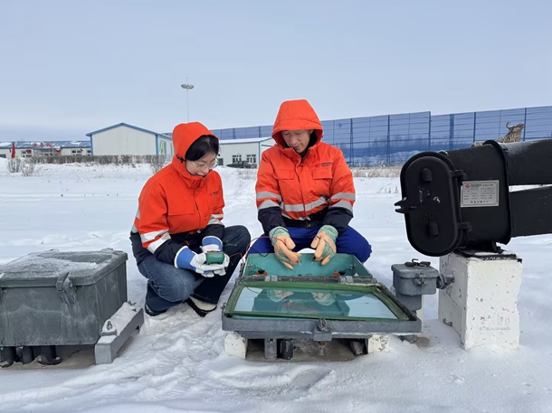 图为信号工调整轨道电压_副本