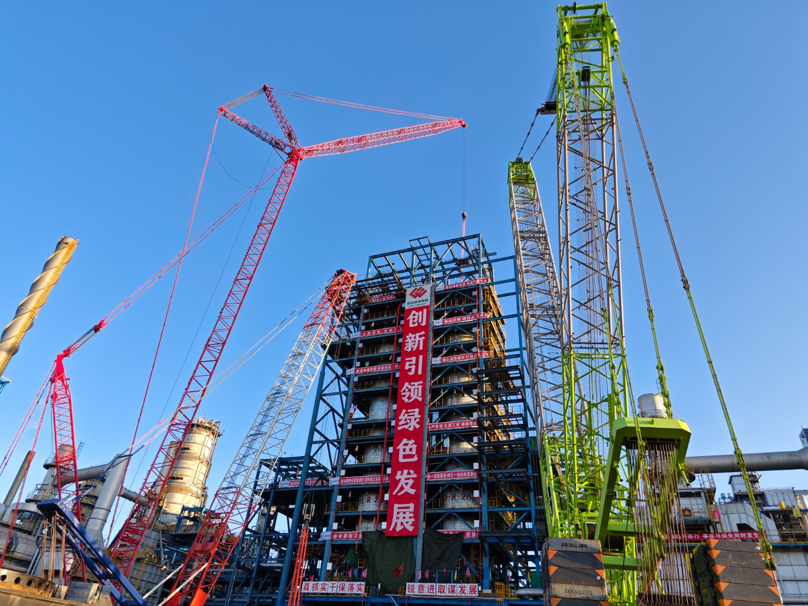 【新春走基层】图为煤直接液化装置改造现场