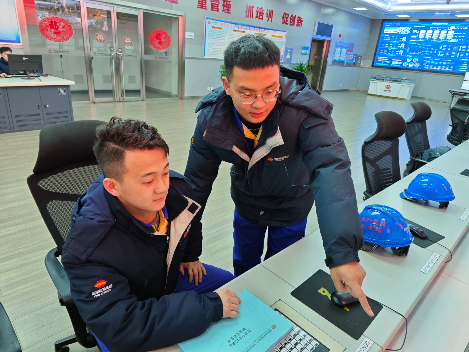 【新春走基层】图为操作人员分析循环泵运行数据