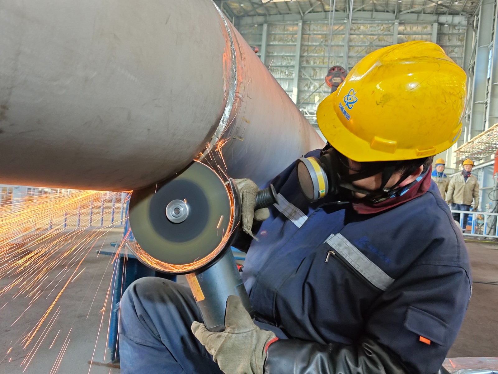 【新春走基层】图为施工人员进行厚壁管焊接