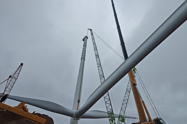 图为岷县二期首台叶轮开始起吊