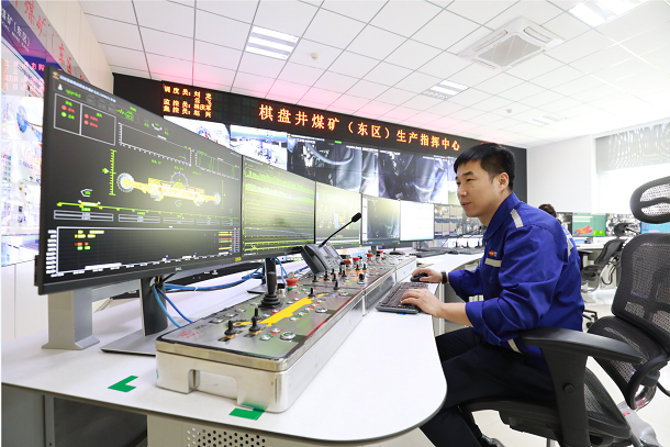 图为蒙西棋盘井煤矿职工正在智能化集控室操作井下采煤设备